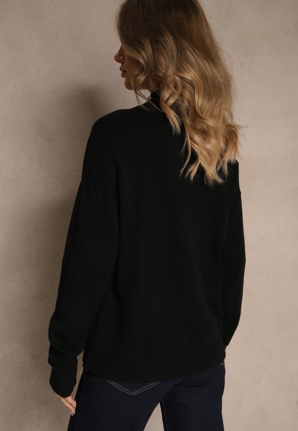 Renee - Czarny Gładki Golf Zdobiony Guzikami przy Dekolcie Rallessa. Okazja: na co dzień, na randkę, na spotkanie biznesowe. Typ kołnierza: golf. Kolor: czarny. Materiał: jeans. Długość rękawa: długi rękaw. Długość: długie. Wzór: gładki, aplikacja. Styl: casual, biznesowy, elegancki, klasyczny