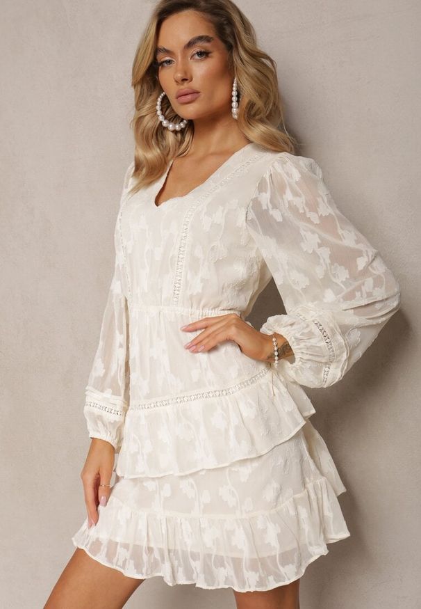 Renee - Jasnobeżowa Krótka Sukienka Boho Ozdobiona Metaliczną Nitką Eleonoritta. Kolor: beżowy. Wzór: aplikacja. Styl: boho. Długość: mini