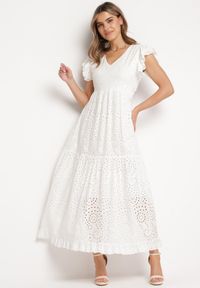 Born2be - Biała Bawełniana Sukienka Ozdobiona Haftem i Falbankami Przy Ramionach Celestis. Typ kołnierza: kołnierz z falbankami. Kolor: biały. Materiał: bawełna. Wzór: haft, aplikacja. Sezon: lato #2