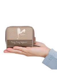 Portfel damski Anekke, z efektownym nadrukiem i metalowym logo zapinany na suwak wyposażony w przegrody na karty kieszeń na monety, brązowy, 42749-90. Kolor: brązowy. Wzór: nadruk #5