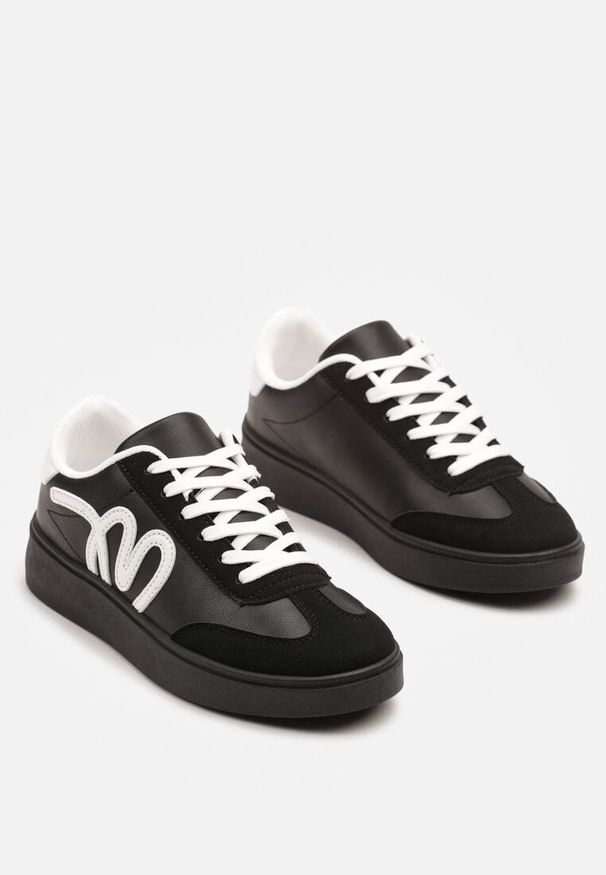 Born2be - Czarne Sneakersy w Stylu Kultowych Tenisówek Zdobione Aplikacją Zillifia. Okazja: na co dzień. Nosek buta: okrągły. Kolor: czarny. Materiał: jeans, skóra. Wzór: aplikacja