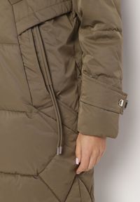 Born2be - Ciemnozielona Kurtka Pikowana z Przeszyciami i Nieodpinanym Kapturem Ombrelia. Okazja: na co dzień. Kolor: zielony. Materiał: jeans. Styl: casual #7