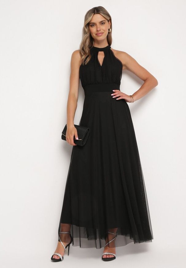 Born2be - Czarna Wieczorowa Sukienka ze Stójką Wiązana w Talii Ozdobiona Siateczką Nestasoni. Okazja: na imprezę. Typ kołnierza: kołnierzyk stójkowy. Kolor: czarny. Materiał: satyna. Długość rękawa: bez rękawów. Wzór: aplikacja. Styl: wizytowy