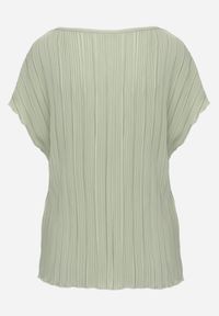 Born2be - Zielona Bluzka na Krótki Rękaw z Plisowanej Tkaniny Undirea. Okazja: do pracy, na co dzień. Kolor: zielony. Materiał: tkanina. Długość rękawa: krótki rękaw. Długość: krótkie. Styl: elegancki, klasyczny, casual #4