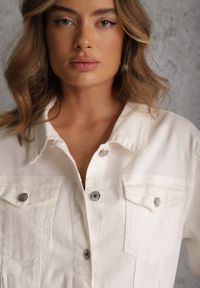 Renee - Biała Jeansowa Kurtka z Bawełny Perilopei. Okazja: na co dzień. Kolekcja: plus size. Kolor: biały. Materiał: bawełna, jeans. Styl: casual #7