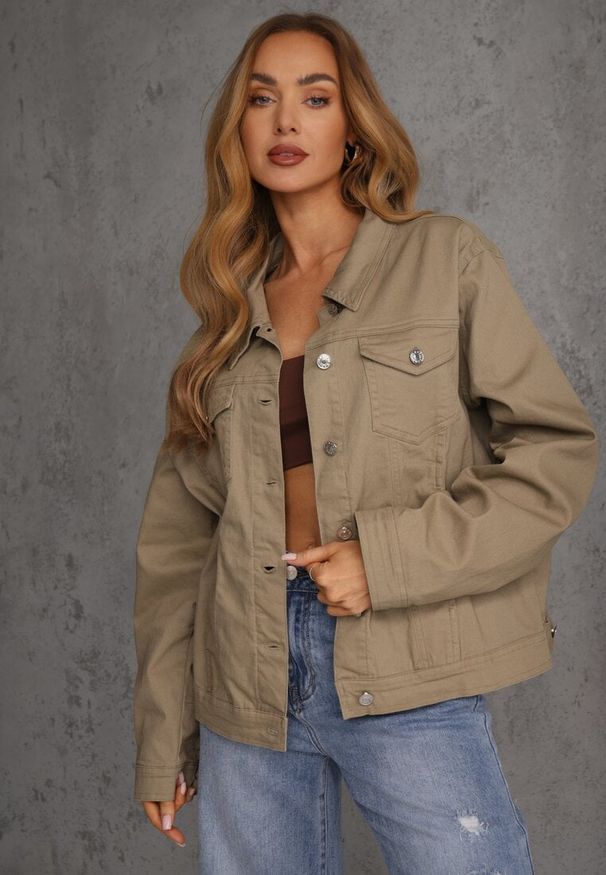 Renee - Ciemnobeżowa Jeansowa Kurtka z Bawełny Perilopei. Okazja: na co dzień. Kolekcja: plus size. Kolor: beżowy. Materiał: bawełna, jeans. Styl: casual