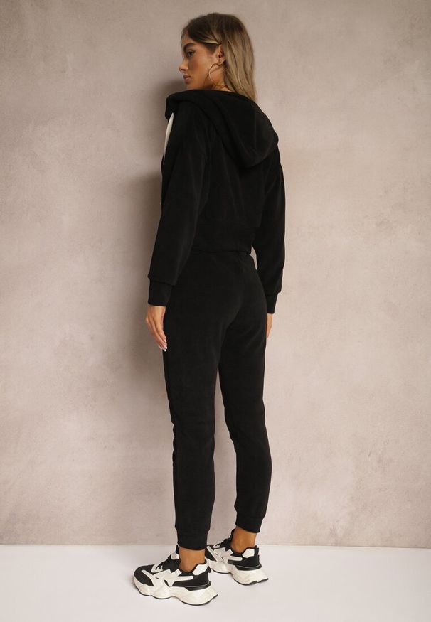 Renee - Czarny Komplet Dresowy z Dodatkiem Bawełny Spodnie z Gumką w Talii Bluza z Kapturem Sesaria. Kolor: czarny. Materiał: dresówka, bawełna. Wzór: kolorowy