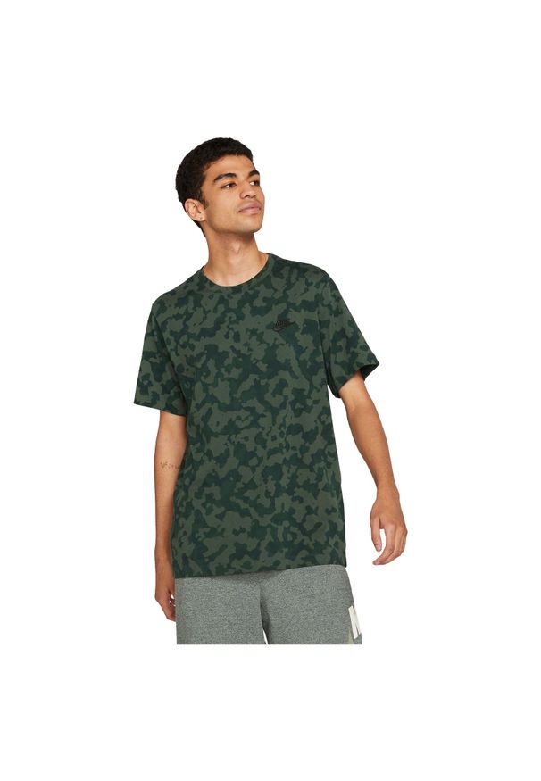 Koszulka męska Nike Sportswear Club AOP DA0469. Materiał: tkanina, bawełna. Wzór: nadruk