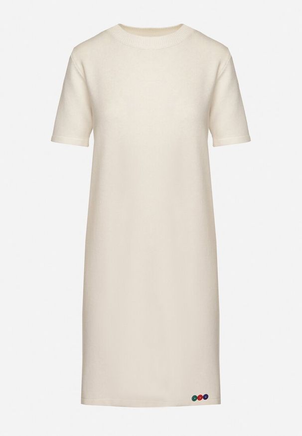 Born2be - Biała Dzianinowa Sukienka z Wiskozą o T-shirtowym Kroju z Ozdobnymi Guziczkami Arissana. Okazja: na co dzień. Kolor: biały. Materiał: wiskoza, dzianina. Styl: wizytowy, casual, elegancki