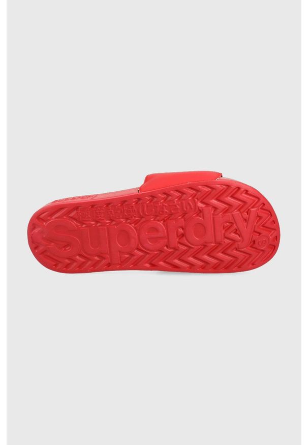 Superdry klapki męskie kolor czerwony. Kolor: czerwony. Materiał: materiał. Obcas: na obcasie. Wysokość obcasa: niski