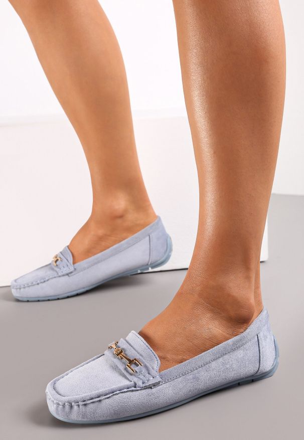 Born2be - Jasnoniebieskie Mokasyny z Imitacji Zamszu z Metalową Ozdobą Gelalline. Okazja: na spotkanie biznesowe. Kolor: niebieski. Materiał: zamsz. Wzór: aplikacja. Obcas: na obcasie. Styl: elegancki, biznesowy. Wysokość obcasa: niski