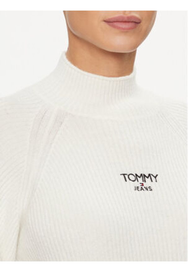 Tommy Jeans Golf Lofty DW0DW16524 Écru Relaxed Fit. Typ kołnierza: golf. Materiał: syntetyk