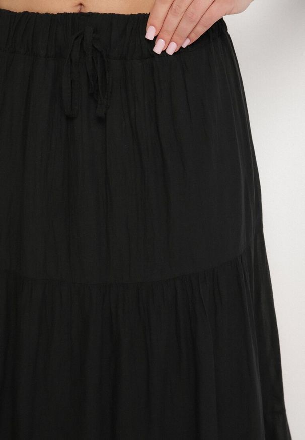 Born2be - Czarna Bawełniana Spódnica o Rozkloszowanym Kroju z Gumką i Wiązaniem w Talii Milianna. Okazja: na co dzień. Kolor: czarny. Materiał: bawełna. Styl: elegancki, casual