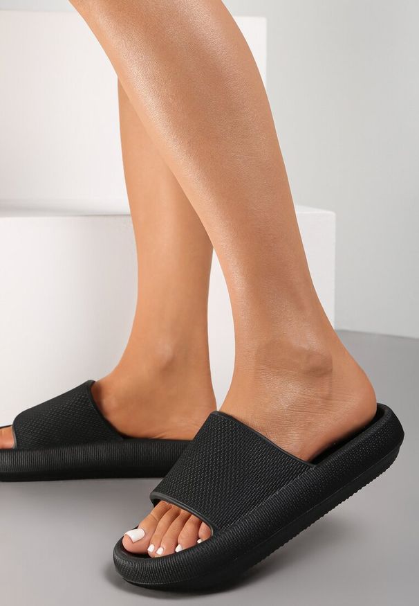 Renee - Czarne Piankowe Klapki w Stylu Basic Oreithano. Okazja: na plażę, na co dzień, na spacer. Kolor: czarny. Sezon: lato. Obcas: na płaskiej podeszwie. Styl: casual