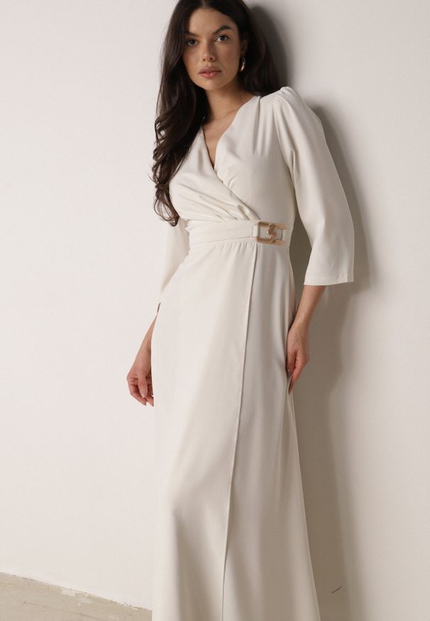 Born2be - Jasnobeżowa Kopertowa Sukienka Wieczorowa z Metaliczną Aplikacją w Talii Henalana. Okazja: na imprezę. Typ kołnierza: dekolt w serek. Kolor: beżowy. Wzór: aplikacja. Typ sukienki: kopertowe. Styl: wizytowy