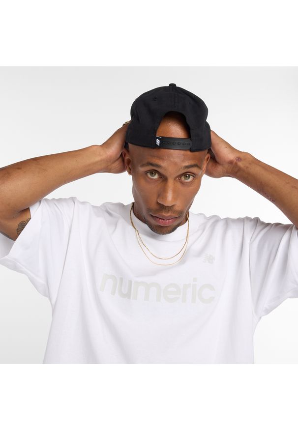 Koszulka męska New Balance Numeric MT51955WT – biała. Kolor: biały. Materiał: bawełna, dresówka. Wzór: aplikacja, napisy