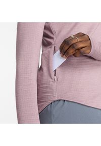 Bluza damska New Balance WT43200IWH – różowa. Kolor: różowy. Materiał: skóra, dresówka, poliester, materiał, tkanina. Wzór: aplikacja. Styl: sportowy #5