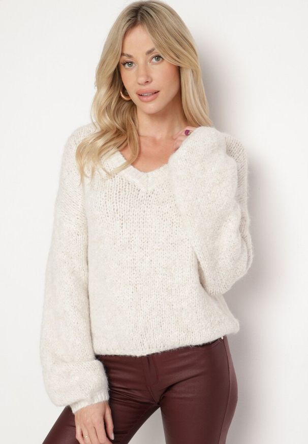 Born2be - Jasnobeżowy Sweter z Wełną i Rozszerzanymi Rękawami Sinara. Okazja: na co dzień. Kolor: beżowy. Materiał: wełna. Styl: klasyczny, elegancki, casual