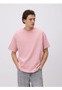 Reserved - Bawełniany t-shirt boxy - pastelowy róż. Kolor: różowy. Materiał: bawełna