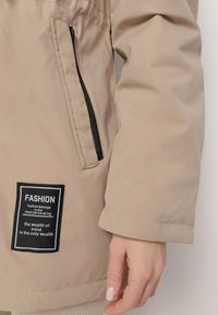 Born2be - Ciemnobeżowa Kurtka Parka z Kapturem i Kieszeniami Ściągana w Pasie Omeina. Okazja: na co dzień. Typ kołnierza: kaptur. Kolor: beżowy. Materiał: jeans. Styl: casual, elegancki