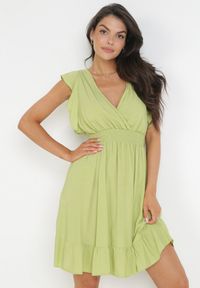 Born2be - Zielona Rozkloszowana Wiskozowa Sukienka Mini z Ozdobnymi Falbankami Onera. Typ kołnierza: kołnierz z falbankami. Kolor: zielony. Materiał: wiskoza. Wzór: aplikacja. Typ sukienki: kopertowe. Długość: mini #1