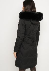 Born2be - Czarna Kurtka Pikowana o Długim Fasonie z Kapturem i Futrem Vertizola. Okazja: na spacer, na co dzień. Typ kołnierza: kaptur. Kolor: czarny. Materiał: futro. Długość: długie. Styl: casual, elegancki #4