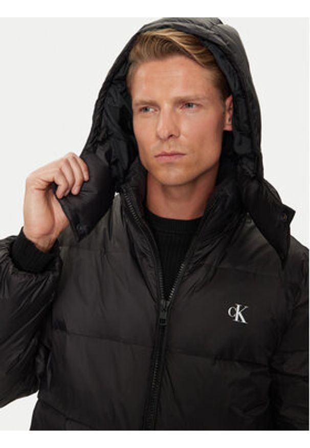 Calvin Klein Jeans Kurtka puchowa Essentials J30J326102 Czarny Regular Fit. Kolor: czarny. Materiał: syntetyk