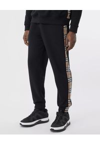Burberry - BURBERRY - Czarne spodnie dresowe. Kolor: czarny. Materiał: dresówka. Wzór: nadruk #1