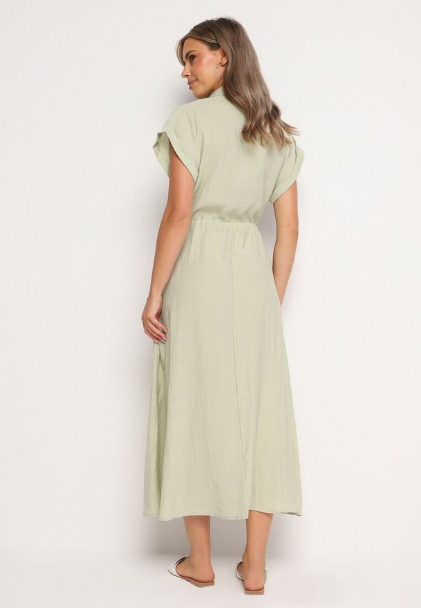 Born2be - Jasnozielona Wiskozowa Rozkloszowana Sukienka z Gumką w Talii Ozdobiona Guzikami Lemvia. Okazja: na spotkanie biznesowe. Kolor: zielony. Materiał: wiskoza. Wzór: aplikacja. Sezon: lato. Typ sukienki: sportowe, rozkloszowane. Styl: biznesowy, elegancki, sportowy, klasyczny