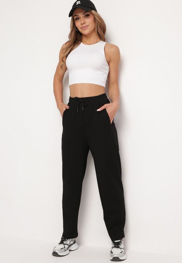 Born2be - Czarne Spodnie Dresowe z Wysokim Stanem i Gumką w Pasie Dimka. Okazja: na co dzień. Stan: podwyższony. Kolor: czarny. Materiał: dresówka. Styl: elegancki, casual