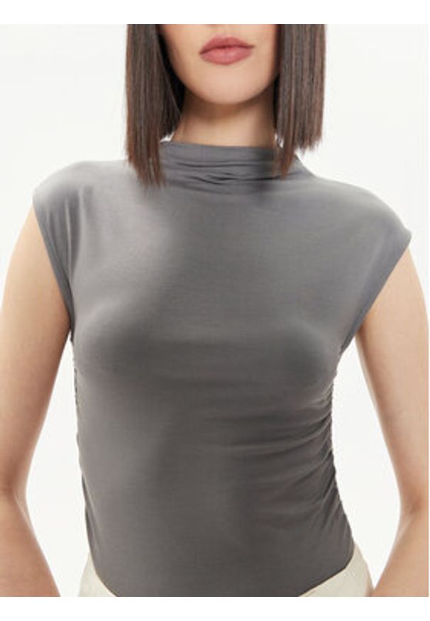 Gina Tricot Top 20883 Szary Slim Fit. Kolor: szary. Materiał: wiskoza