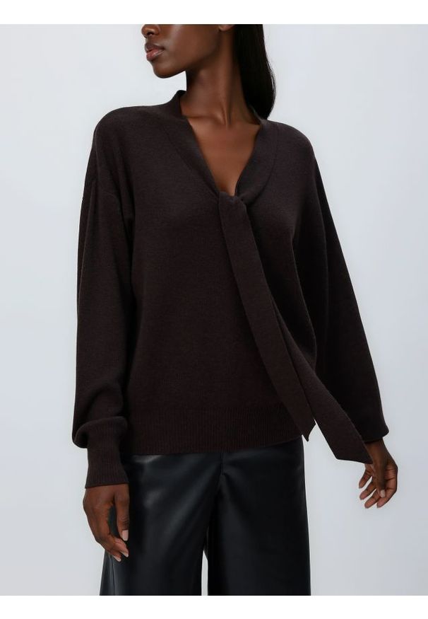 Reserved - Sweter z ozdobnym wiązaniem - brązowy. Kolor: brązowy. Materiał: wełna, dzianina