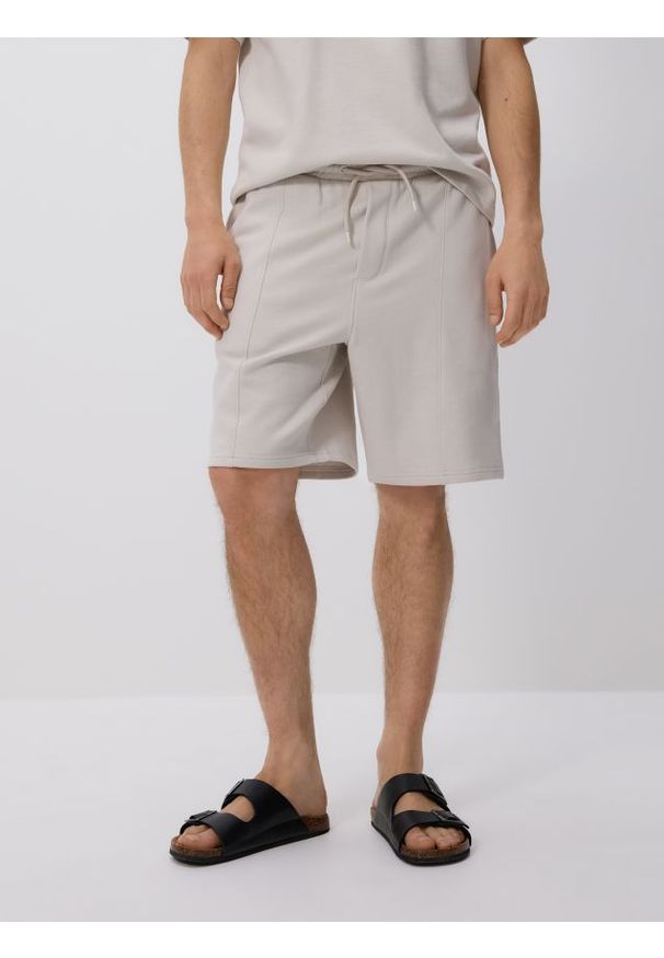 Reserved - Szorty jogger regular fit - złamana biel. Materiał: dzianina, bawełna