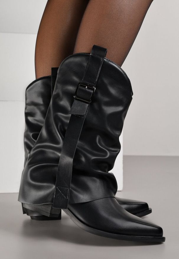 Born2be - Czarne Marszczone Botki Kowbojki z Cholewką Imitującą Nogawkę Ilosa. Okazja: na co dzień, na spotkanie biznesowe. Kolor: czarny. Materiał: jeans. Szerokość cholewki: normalna. Wzór: aplikacja. Obcas: na obcasie. Styl: biznesowy, casual, elegancki. Wysokość obcasa: średni