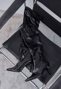 Renee - Czarne Kozaki Vices na Szpilce w Stylu Slouchy z Efektem Cracked Todvire. Okazja: na co dzień. Kolor: czarny. Materiał: jeans. Obcas: na szpilce. Styl: elegancki, casual