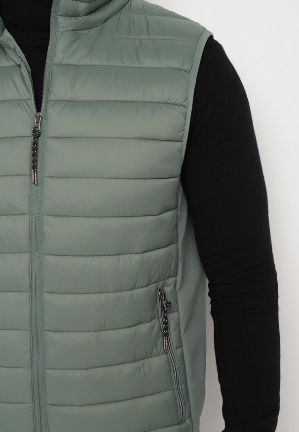 Born2be - Zielona Pikowana Kamizelka z Kieszeniami na Suwak Hanilea. Okazja: na co dzień. Kolor: zielony. Materiał: jeans. Styl: klasyczny, elegancki, casual