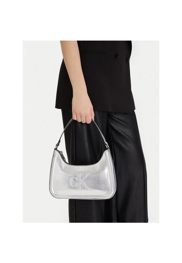 Torebka Calvin Klein. Kolor: srebrny