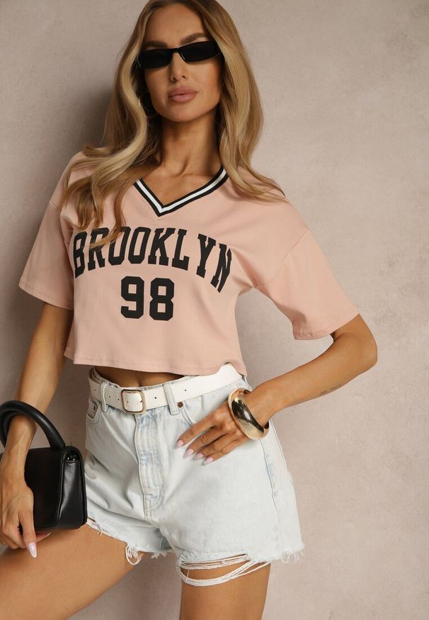 Renee - Ciemnoróżowy T-shirt z Bawełny Ozdobiony Napisem Lireline. Okazja: na co dzień. Kolor: różowy. Materiał: bawełna. Wzór: aplikacja, napisy. Styl: klasyczny, casual, elegancki