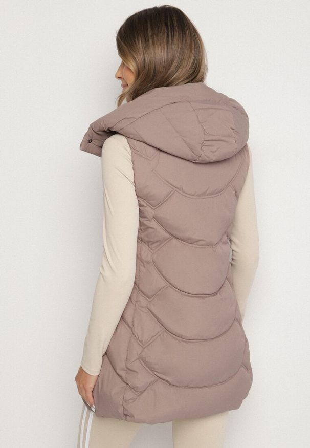 Born2be - Ciemnobeżowa Kamizelka z Odpinanym Kapturem Ozdobiona Pikowaniem Tulira. Okazja: na co dzień. Kolor: beżowy. Materiał: jeans. Wzór: aplikacja. Styl: klasyczny, casual, elegancki