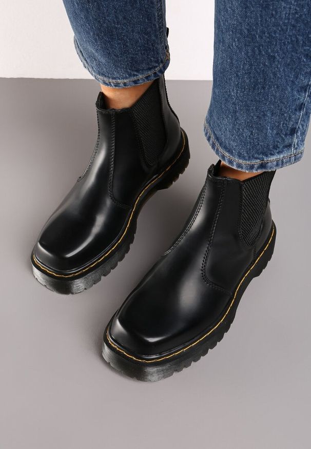 Born2be - Czarne Klasyczne Botki na Płaskiej Podeszwie w Stylu Sztybletów Irithen. Kolor: czarny. Materiał: jeans. Wzór: aplikacja. Obcas: na płaskiej podeszwie. Styl: klasyczny