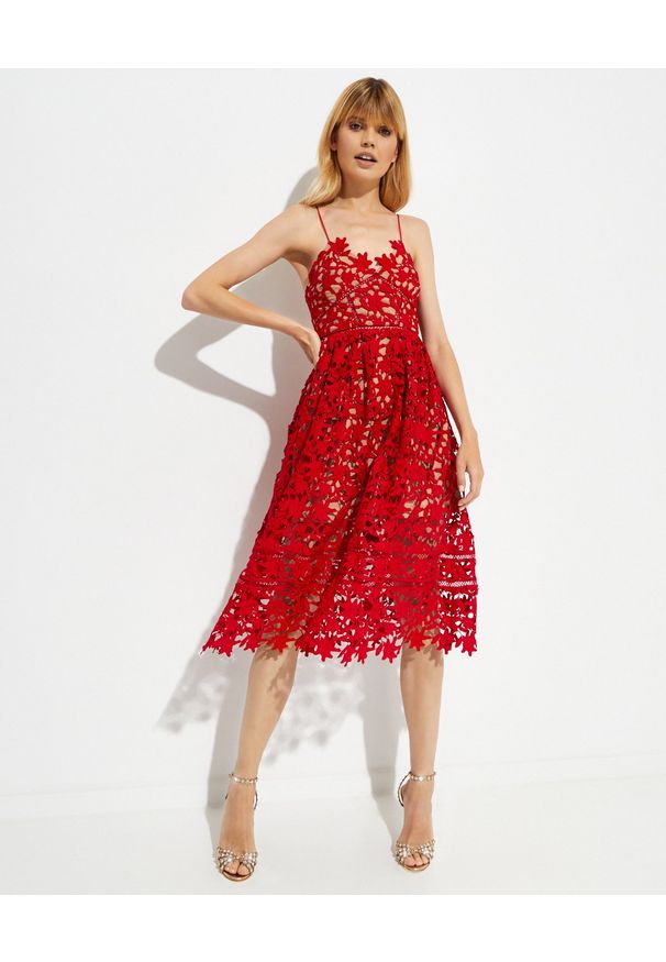 SELF PORTRAIT - Czerwona koronkowa sukienka midi. Kolor: czerwony. Materiał: koronka. Długość rękawa: na ramiączkach. Wzór: koronka. Typ sukienki: rozkloszowane. Długość: midi