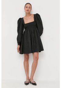 Custommade sukienka kolor czarny mini rozkloszowana. Typ kołnierza: dekolt w karo. Kolor: czarny. Typ sukienki: rozkloszowane. Długość: mini #5