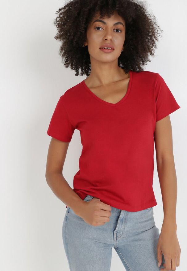 Born2be - Bordowy T-shirt Metoreia. Okazja: na co dzień. Kolor: czerwony. Materiał: bawełna, dzianina. Długość rękawa: krótki rękaw. Długość: krótkie. Wzór: gładki. Styl: casual, sportowy