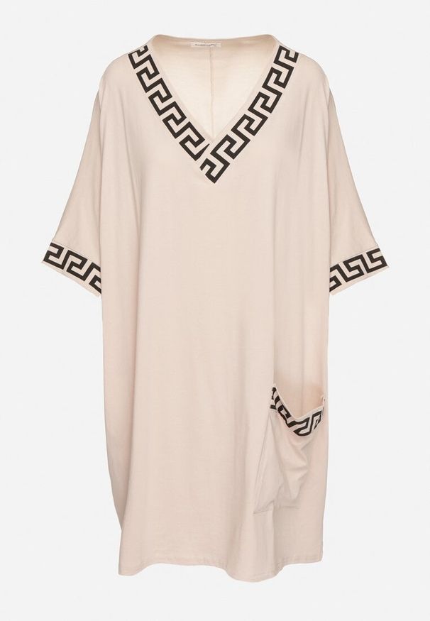 Born2be - Różowa Bawełniana Sukienka o Pudełkowym Kroju z Dekoltem w Serek Amosa. Okazja: na co dzień. Typ kołnierza: dekolt w serek. Kolekcja: plus size. Kolor: różowy. Wzór: aplikacja, geometria. Typ sukienki: dla puszystych. Materiał: bawełna. Długość rękawa: krótki rękaw. Sezon: lato, wiosna. Styl: casual, elegancki