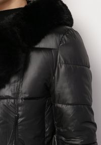 Born2be - Czarna Pikowana Kurtka za Kolano z Ozdobnym Futerkiem Velveti. Kolor: czarny. Materiał: futro. Wzór: aplikacja #5