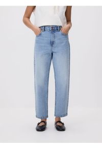 Reserved - Jeansy mom fit z krótszą nogawką - niebieski. Kolor: niebieski. Długość: krótkie