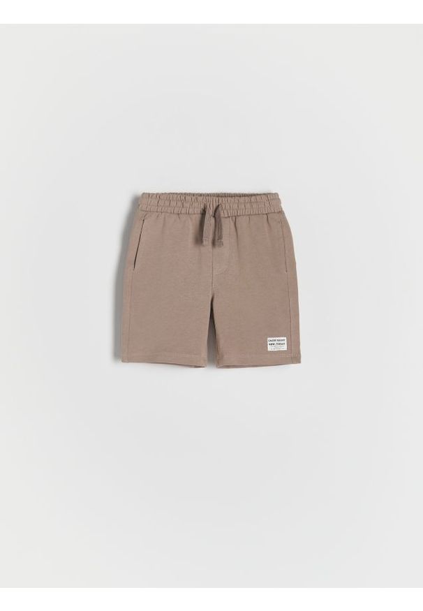 Reserved - Bawełniane szorty - ciemnobrązowy. Kolor: brązowy. Materiał: bawełna. Wzór: gładki