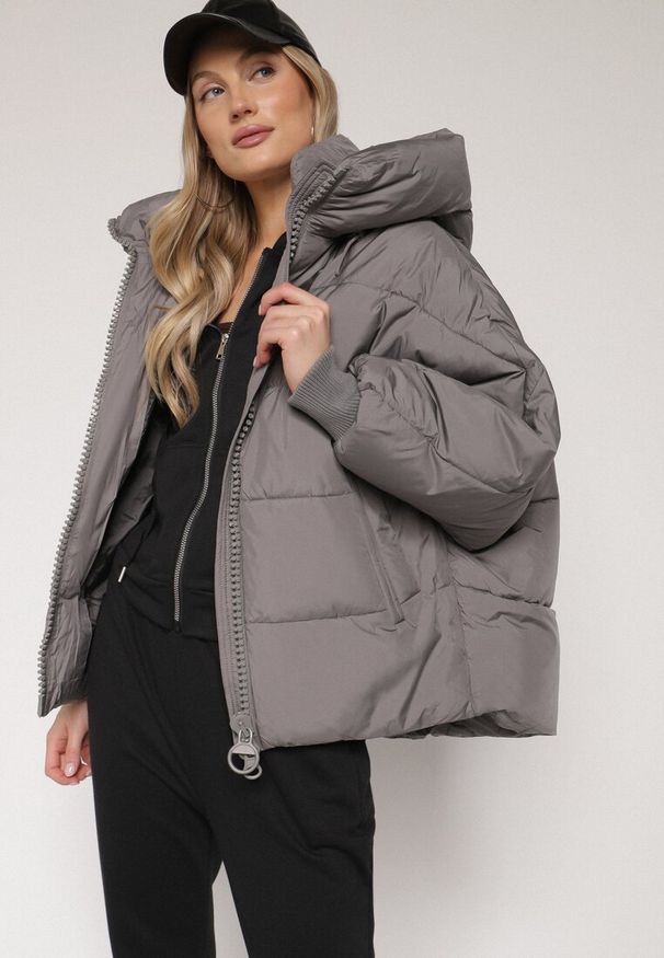 Born2be - Szara Pikowana Kurtka o Kroju Oversize z Kapturem Mevisana. Okazja: na spacer. Typ kołnierza: kaptur. Kolor: szary. Materiał: dzianina, jeans, poliester. Sezon: jesień, zima