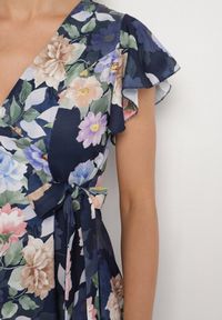 Born2be - Niebieska Kwiatowa Sukienka z Kopertowym Dekoltem Atorina. Okazja: na co dzień, na spotkanie biznesowe, do pracy. Typ kołnierza: dekolt kopertowy. Kolor: niebieski. Wzór: kwiaty. Typ sukienki: kopertowe. Styl: casual, biznesowy #5