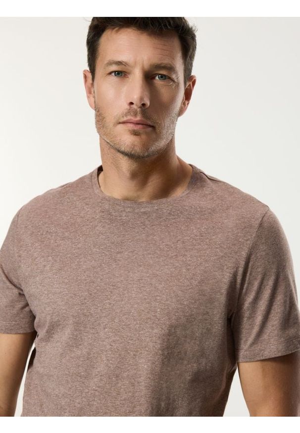 Reserved - T-shirt regular z lnem - brązowy. Kolor: brązowy. Materiał: len